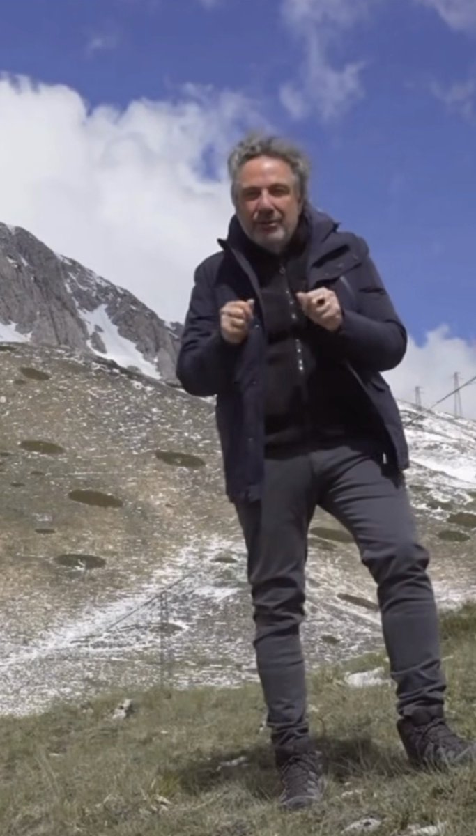 miaDuni's tweet photo. Dal monte Terminillo, @OfficialTozzi ci racconta come le glaciazioni hanno plasmato la Terra.
Oggi con i ghiacciai rischiamo di perdere non solo gli ecosistemi, ma parte della memoria del pianeta e le sue risorse d'acqua dolce.
Sabato 18.7 #Sapiensfiles ore 20.30 @RaiTre https://t.co/BM0kW1v9UP