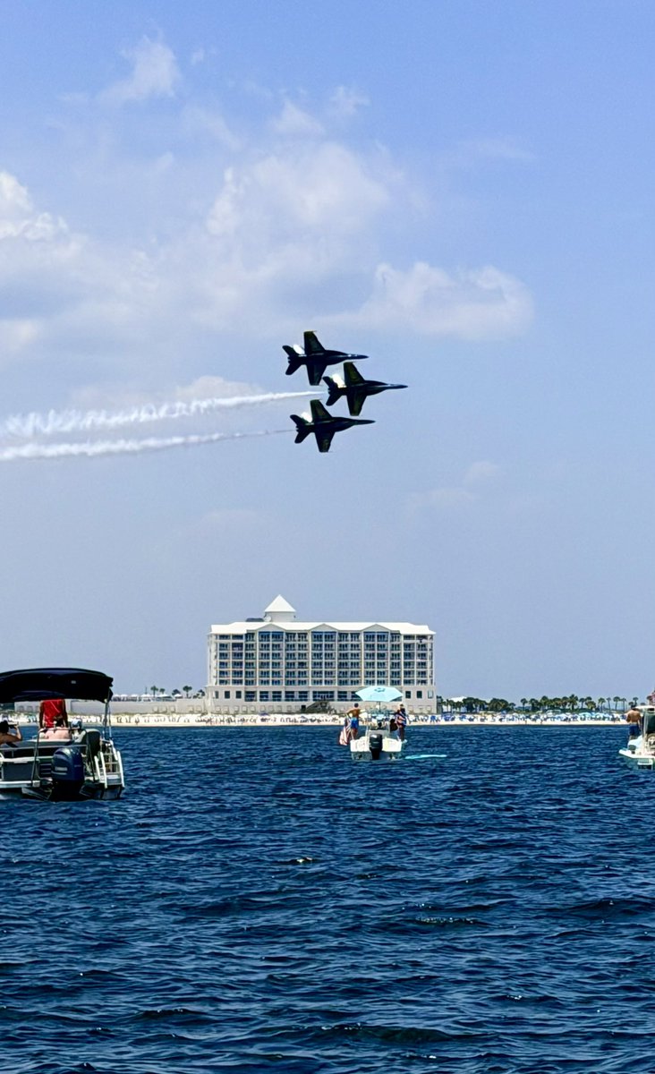 mctplx1's tweet photo. Not many people can say they sat in there boat in the Gulf of America and watched the Blue Angels fly!!🇺🇸🇺🇸🇺🇸 https://t.co/ZrzwzF6R38