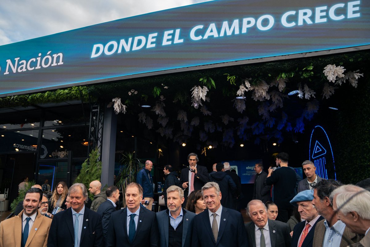 GobiernoER's tweet photo. Entre Ríos lanzó el primer seguro multirriesgo para productores de maíz de la provincia.

El gobernador @frigeriorogelio lo anunció en la Expo Rural de Palermo, donde la provincia cuenta con un stand que podrá visitarse hasta el 26 de julio. El programa que se ejecutará a través de @IAPSERoficial y brindará cobertura gratuita durante el primer año a pequeños productores frente a sequías e inundaciones, protegiendo su capital de trabajo y fortaleciendo una cadena clave para la economía entrerriana.

Seguimos impulsando herramientas para acompañar al campo y la producción entrerriana.