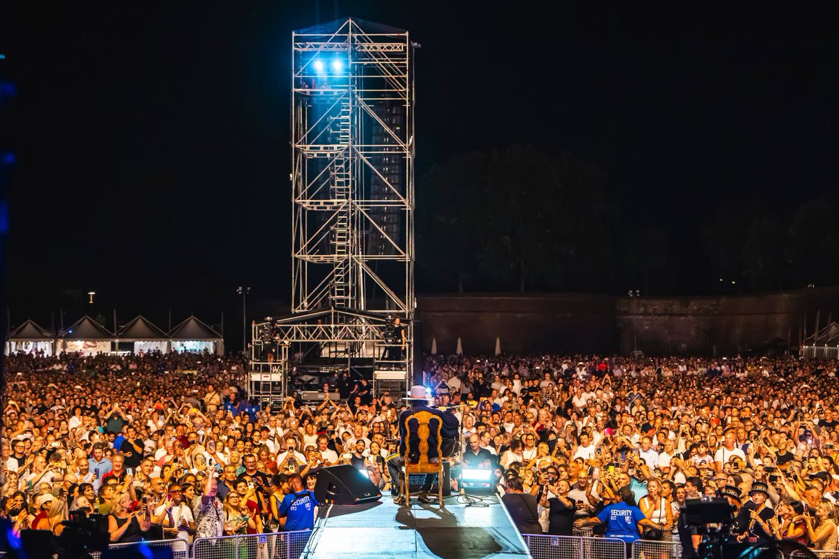 LuccaSummerFest's tweet photo. Zucchero ha regalato un viaggio tra blues e rock trasformando le Mura Storiche in un coro sotto le stelle. Un concerto intenso, autentico, capace di unire generazioni attraverso canzoni che continuano a emozionare, nota dopo nota.

Foto di Francesco Prandoni https://t.co/eh7AywoEej