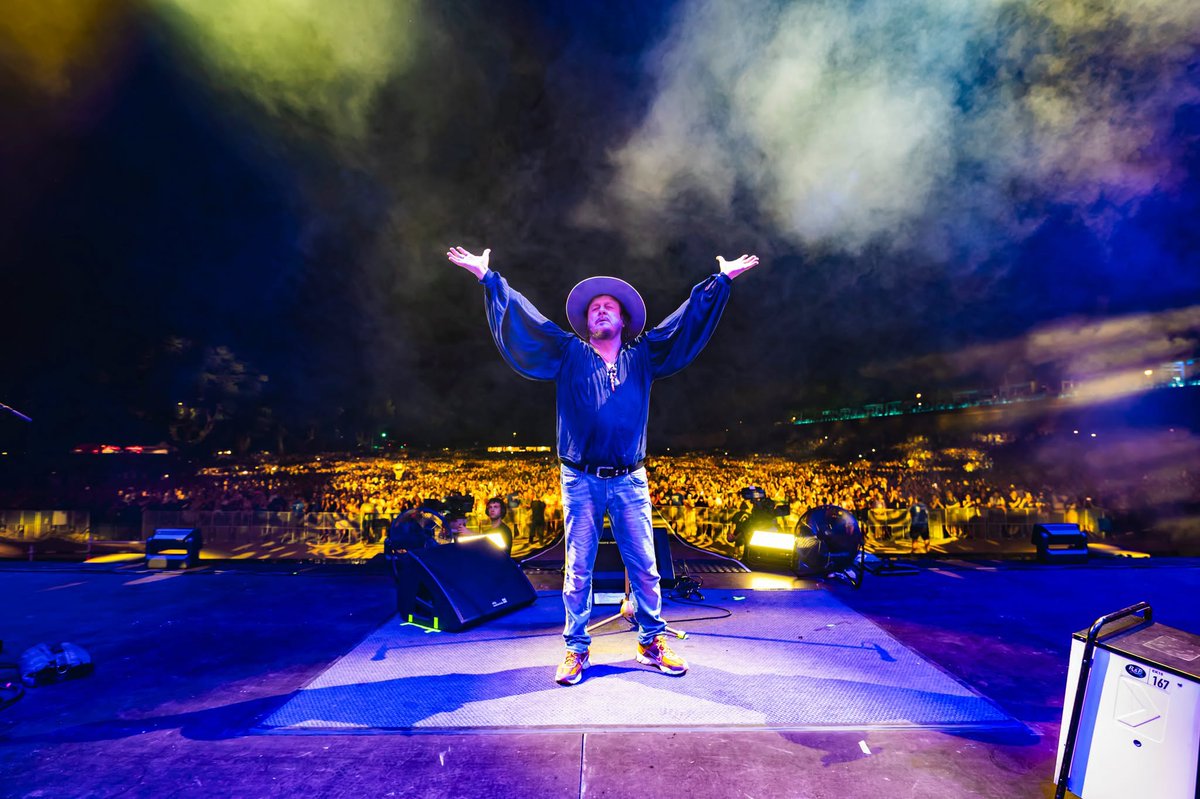 LuccaSummerFest's tweet photo. Zucchero ha regalato un viaggio tra blues e rock trasformando le Mura Storiche in un coro sotto le stelle. Un concerto intenso, autentico, capace di unire generazioni attraverso canzoni che continuano a emozionare, nota dopo nota.

Foto di Francesco Prandoni https://t.co/eh7AywoEej