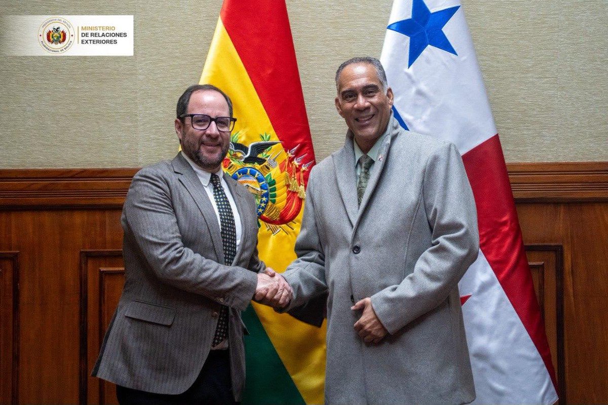 MRE_Bolivia's tweet photo. Bolivia busca abrir una nueva ruta comercial hacia Centroamérica, a través de una iniciativa conjunta con Panamá que permitirá conectar la oferta exportable nacional con nuevos mercados, fortalecer los vínculos empresariales y generar oportunidades de comercio e inversión.

📎Nota completa: https://t.co/frRSLsRKnw

#BoliviaAlMundo #DiplomaciaEconómica #ComercioExterior #Centroamérica #Exportaciones #IntegraciónRegional #CancilleríaBolivia