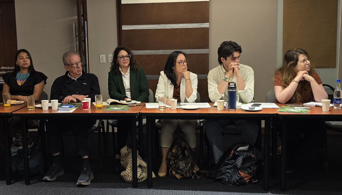 ONUHumanRights's tweet photo. #Hoy | Diálogo estratégico para promover la protección integral de los Pueblos Indígenas en Aislamiento y Contacto Inicial #PIACI
🇺🇳🇨🇴🇵🇪🇧🇷🇳🇴🇬🇧🇮🇪🇸🇪🇦🇺🇩🇪

🚩La protección de estos pueblos, sus derechos y sus territorios es también fundamental para preservar la biodiversidad y ecosistemas esenciales para toda la humanidad.

🙌"Cuidamos a quienes no conocemos, pero que protegen la biodiversidad y nuestro planeta", recordó la defensora indígena Patricia Suárez.

➡️ Scott Campbell, Representante de ONU Derechos Humanos en Colombia
➡️ Mô Bleeker, Asesora Especial del Secretario General de las Naciones Unidas sobre la Responsabilidad de Proteger
➡️ Peder Ostebo, Primer Secretario de la Embajada de #Noruega @NoruegaenCOL
➡️ Patricia Suárez, Secretaria de la Comisión Nacional de Protección a Pueblos Indígenas en Aislamiento de Colombia
➡️ Daniel Aristizábal, Secretario del #GTIPIACI
➡️ Juan Mayr, exministro de Ambiente y experto ambiental

✅️También participaron en este espacio de diálogo y articulación representantes de embajadas, entidades nacionales, incluida la @DefensoriaCol, organizaciones indígenas y de la sociedad civil, para intercambiar perspectivas y explorar oportunidades de cooperación que contribuyan a fortalecer la protección de los #PIACI.

📢Los #PIACI son pueblos o segmentos de pueblos indígenas que no mantienen contacto con la población mayoritaria y tienden a evitar el contacto con personas ajenas a sus comunidades, viviendo de los recursos presentes en sus territorios.

➡️Los #PIACI son titulares de los derechos reconocidos por la Constitución🇨🇴 a los Pueblos Indigenas -en particular a: la autonomía, gobierno propio, diversidad étnica y cultural. 

➡️También son titulares de derechos reconocidos por los instrumentos internacionales de derechos humanos aplicables, incluido el Convenio 169 de la #OIT, ratificado por Colombia.

📢Recordamos en este contexto, que las obligaciones relativas al respeto, protección y realización de derechos humanos, asumidas por el  Estado colombiano tras la ratificación de convenciones internacionales en la materia, son parte del bloque de constitucionalidad🇨🇴. 

✅️Sus derechos se encuentran también reconocido en la Declaración de las Naciones Unidas sobre los Derechos de los Pueblos Indígenas, respaldada por Colombia en 2009.

🟢En 🇨🇴, el Decreto 1232 de 2018 estableció el Sistema Nacional de Prevención y Protección de los Derechos de los Pueblos Indígenas en Aislamiento, orientado a articular las medidas y acciones necesarias para garantizar sus derechos. 

🟢Este marco se complementa con otras normas de protección de los derechos individuales y colectivos de los pueblos indígenas, incluido el Decreto Ley 4633 de 2011.

🇺🇳A pesar de un sólido marco jurídico nacional e internacional que reconoce los derechos de los #PIACI persisten importantes desafíos y amenazas que ponen en riesgo su supervivencia física y cultural.

🇺🇳Un derecho fundamental que tiene que ser garantizado  para estos Pueblos es el derecho de vivir en aislamiento, como parte de su libre determinación e identidad cultural, lo que además permite la protección de la Amazonía, el agua, el aire y el medio ambiente para toda la humanidad.

Para garantizar este derecho así como más derechos de los #PIACI se requiere, en particular, que los Estados prevengan acciones de actores no estatales cuya  consecuencias pueden ser irreversibles.

🙌Trabajamos para la prevención y protección de los derechos humanos de los #PIACI y de todas las personas.