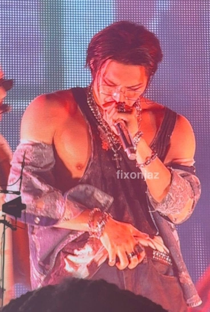 yxnception's tweet photo. “mg is an alpha” “mg is an omega” mg is an enigma because how tf is this the same person https://t.co/koJBkqi7rU