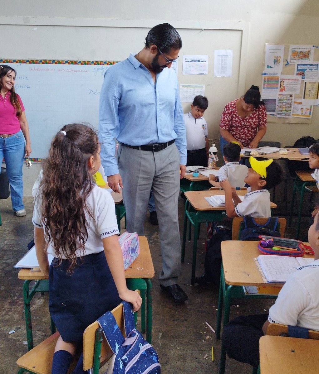 GoberElOro's tweet photo. 📌 La educación se fortalece con trabajo en territorio.

El gdor. Jenner Franco Barriga visitó la Unidad Educativa Batalla Naval de Jambelí, en Machala, recorrió institución y dialogó con docentes y padres de familia sobre principales necesidades del plantel.

#GobiernoDelEcuador https://t.co/qXhLInRXwg