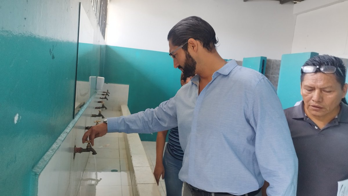 GoberElOro's tweet photo. 📌 La educación se fortalece con trabajo en territorio.

El gdor. Jenner Franco Barriga visitó la Unidad Educativa Batalla Naval de Jambelí, en Machala, recorrió institución y dialogó con docentes y padres de familia sobre principales necesidades del plantel.

#GobiernoDelEcuador https://t.co/qXhLInRXwg