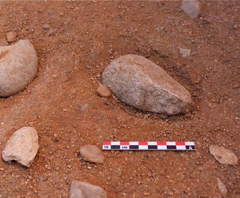 danielapedro146's tweet photo. Um núcleo de pedra vulcânica, com mais de 500.000 anos, usado por humanos antigos para fazer ferramentas de pedra em Angola 🇦🇴❤

#angola #antiguidades https://t.co/Hp6WDDDBbO