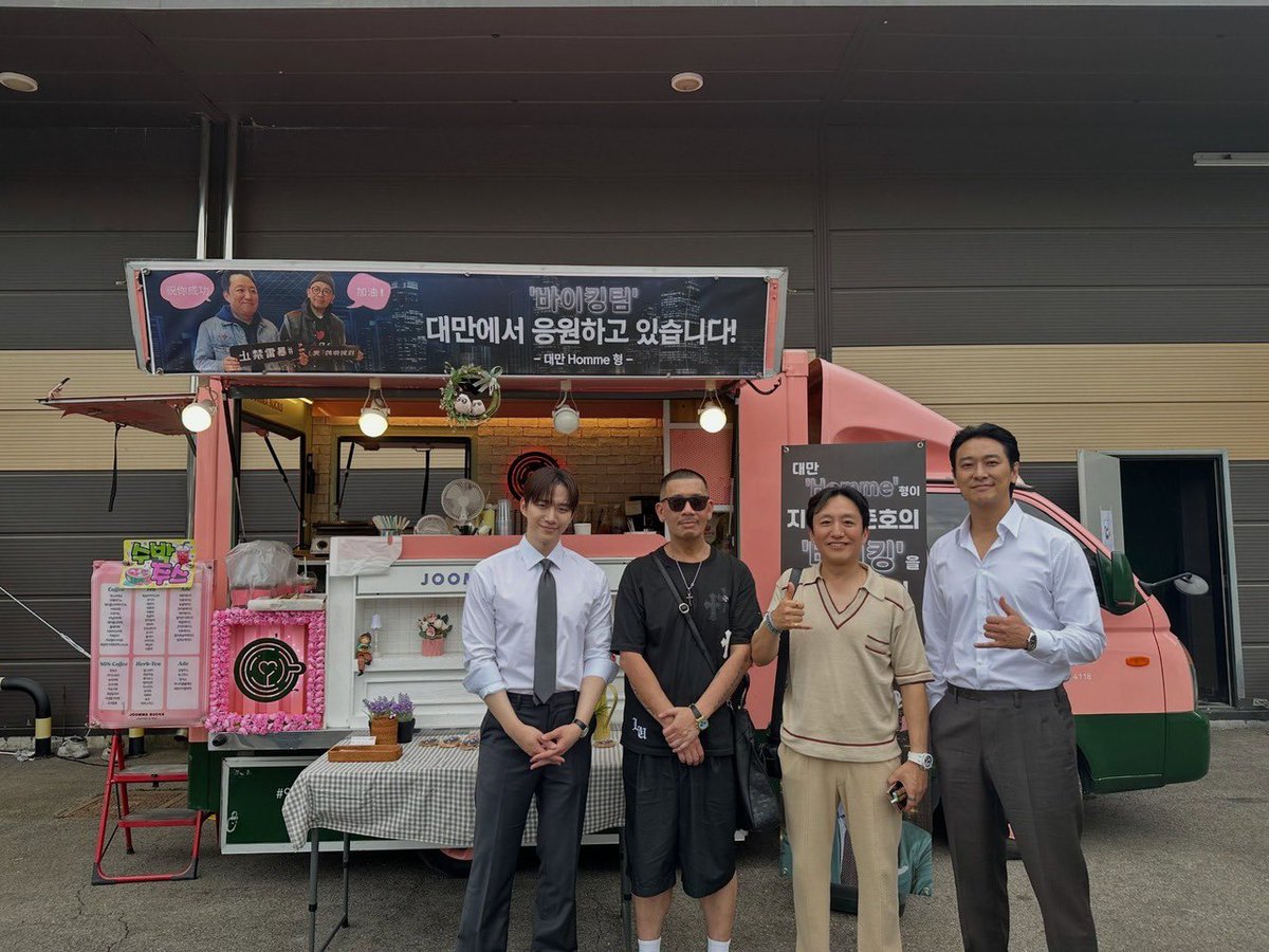 ljh_potato's tweet photo. Ahjuicy omg don't chew my brother chew me instead 😭🫠
Why is my brother so baby girl in this photo? 😂 #LEEJUNHO #BUYKING https://t.co/zC4hNWdT7M