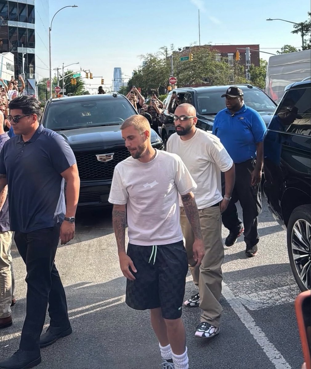 JustinsTourNews's tweet photo. Photo of Justin Bieber arriving at the SKYLRK pop up experience today in New York. https://t.co/pscCTtYtjL