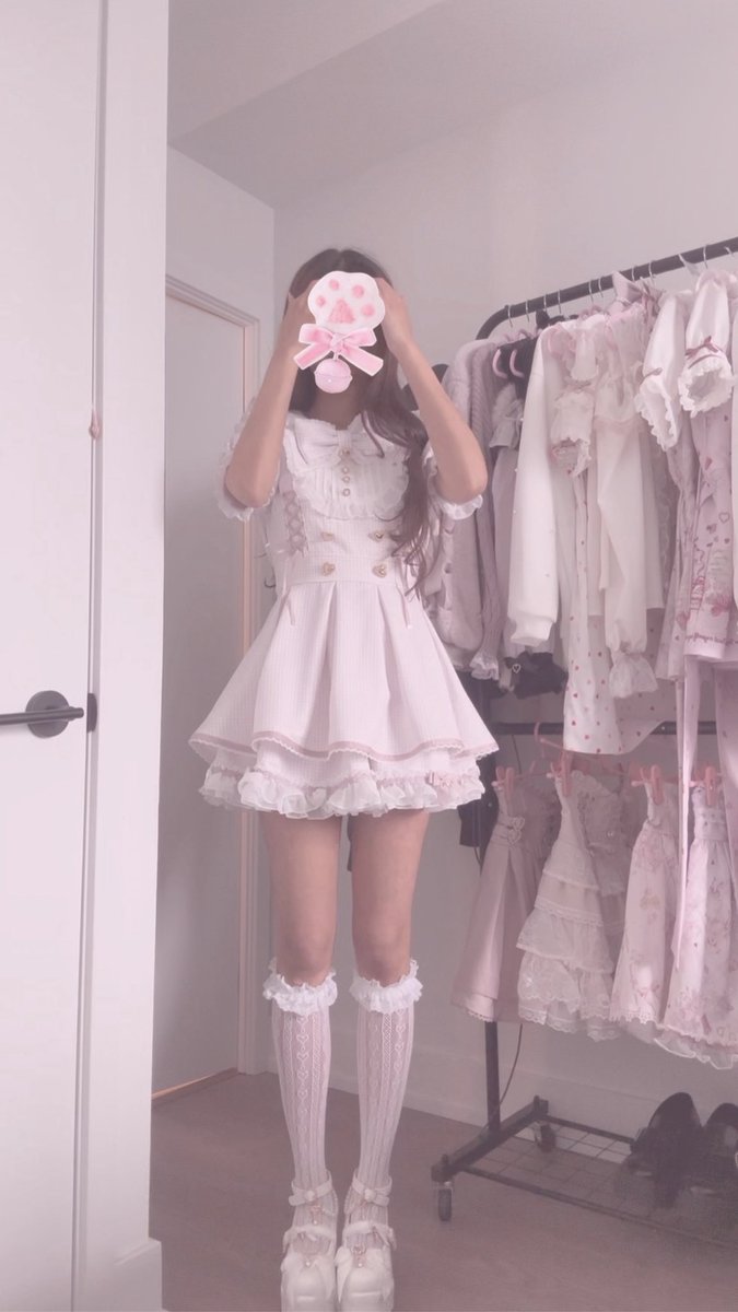 azchoki's tweet photo. fit 4 today!! i literally couldn’t get a better pic bcs i was in a rush n trying to fix my hair at the same time as u can see … 😿 https://t.co/69Ty4bxox0