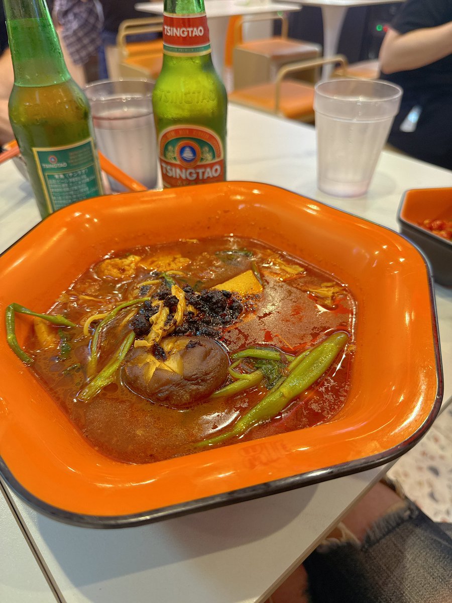 Tobinobu0502's tweet photo. 😋 張亮麻辣湯 （三宮店）
🍺締めラーっす❗️
旨味と程よ酸味💕シビ辛いウマスープ🍜春雨チュルチュル🍜具材たっぷり🦐🦑🐙🐡ヘルシー🌱大好きな😍仲間と食べる締めラー💇‍♀️は最高ーーーっす❗️胃にウマ染みぃーーーーー❗️あざぁーす(^_^)v
#張亮麻辣湯三宮店 https://t.co/VBaLpHZopu