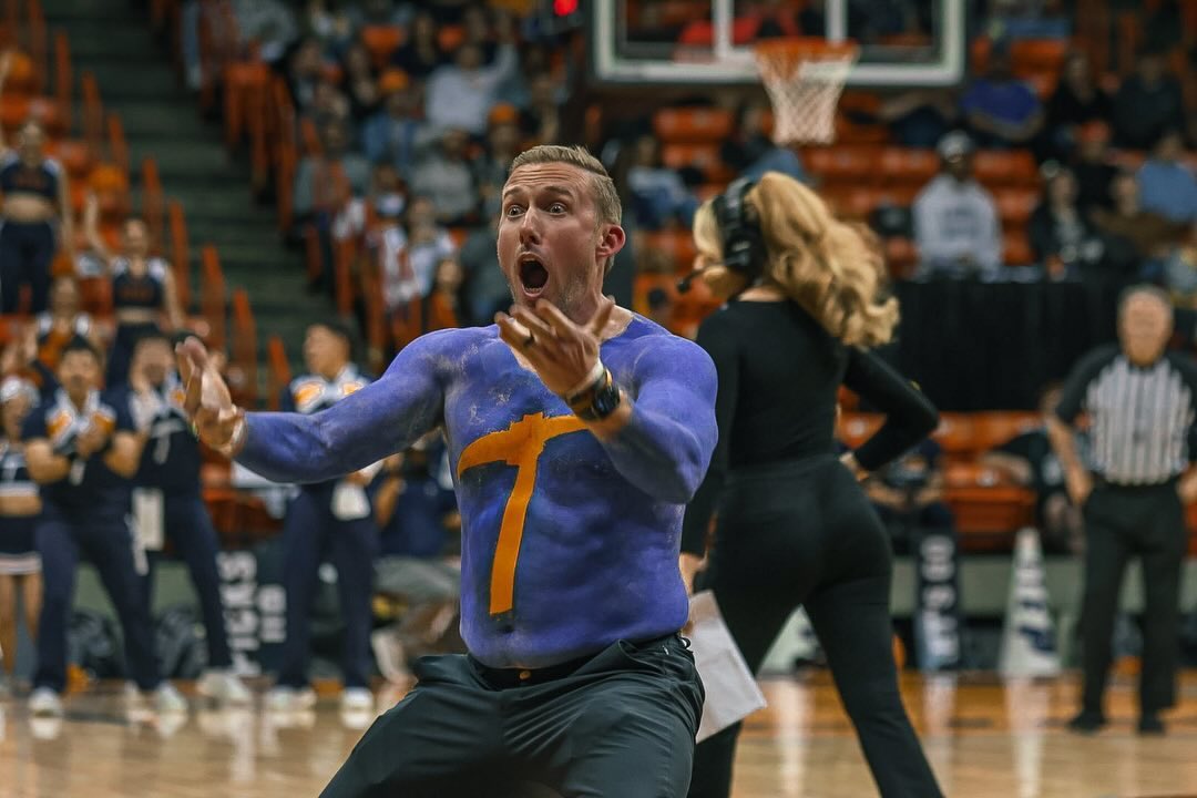 UtepZay's tweet photo. This was before Scotty Walden even coached a game at UTEP😂

How many times will we see Scotty go shirtless this year? https://t.co/ur8Hmq3Esd