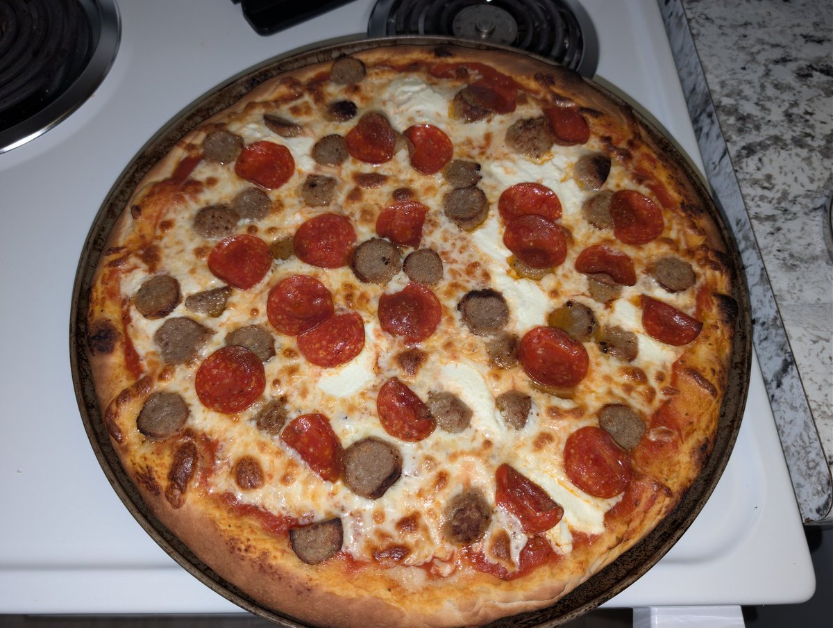 ItsEnkindu's tweet photo. Free pizza for my neighbor. They gave me a 4 stars. Still waiting to know if that's on a scale to 10 or what... https://t.co/Y8fjneiPbr