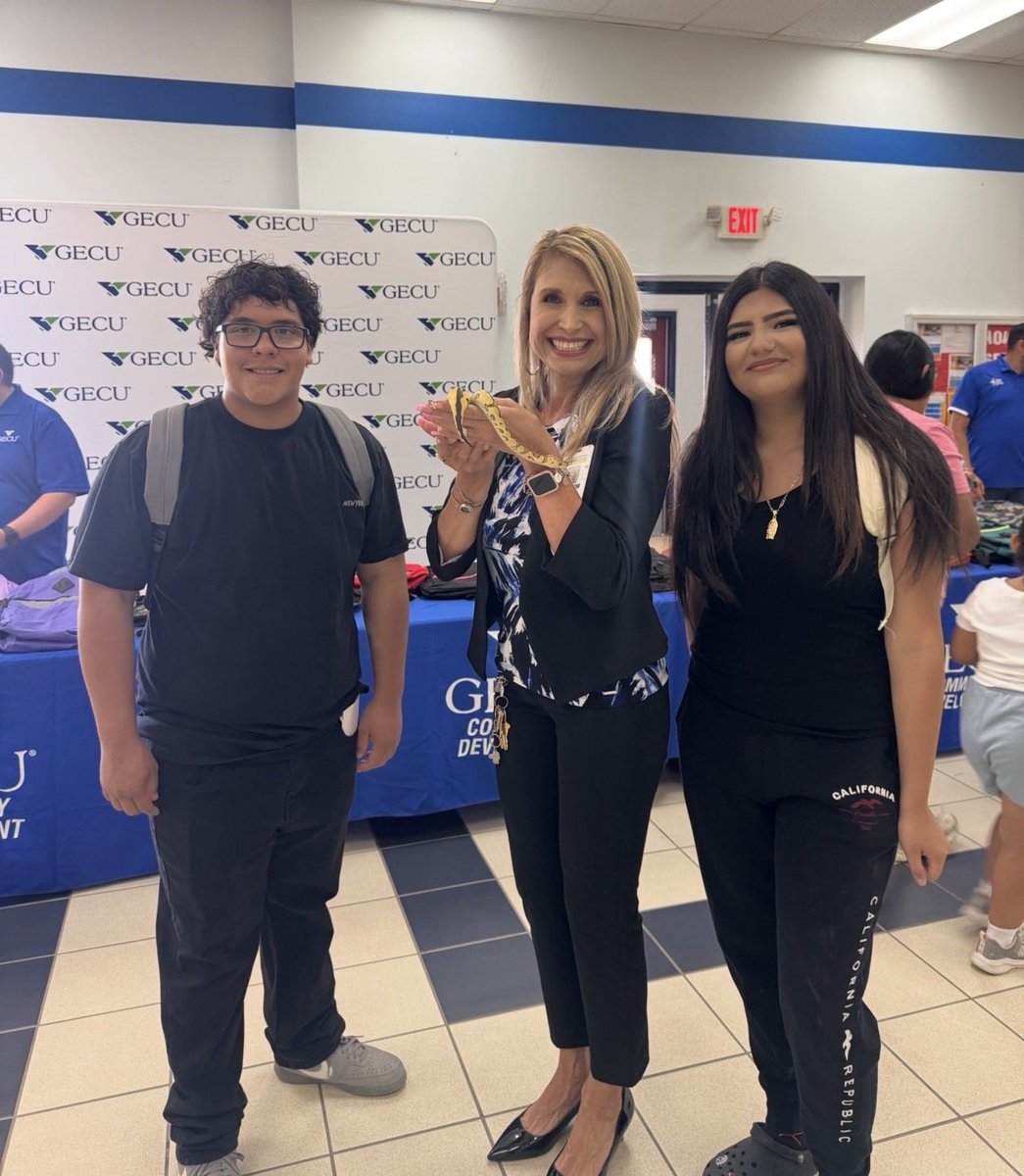 ValChavez2024's tweet photo. When you are in the middle of a backpack 🎒 giveaway and your high schoolers come share their pet python with you 😄 Gotta love it!! 🥰🐍 @SanElizarioHS #FridayFeels https://t.co/h4YljVRK2a