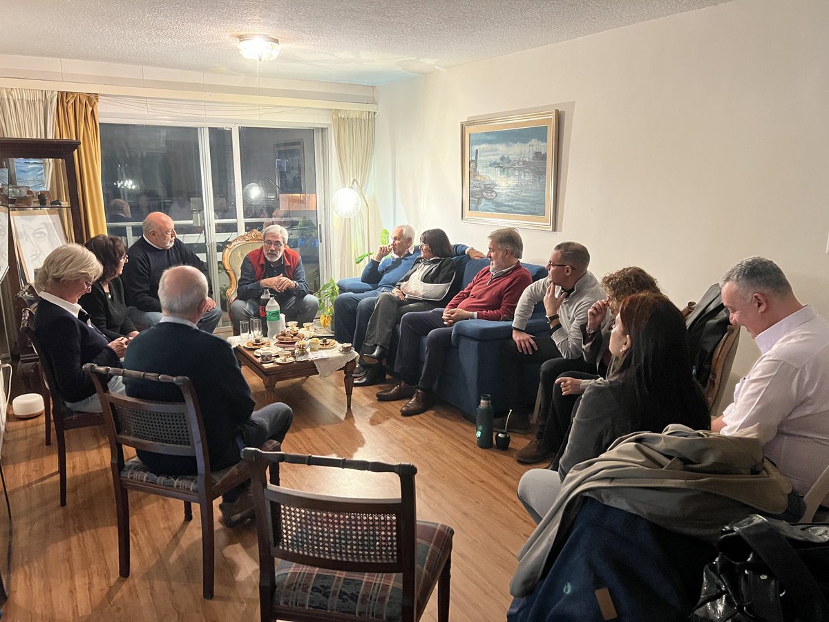 agospadula's tweet photo. Qué alegría abrir las puertas de casa para conversar sobre el Uruguay que viene. Full house. Gracias Senador @JavierGarcia_Uy y Diputado @GabrielGianoli @ESPACIOCUARENTA https://t.co/CWMhY2CIoe