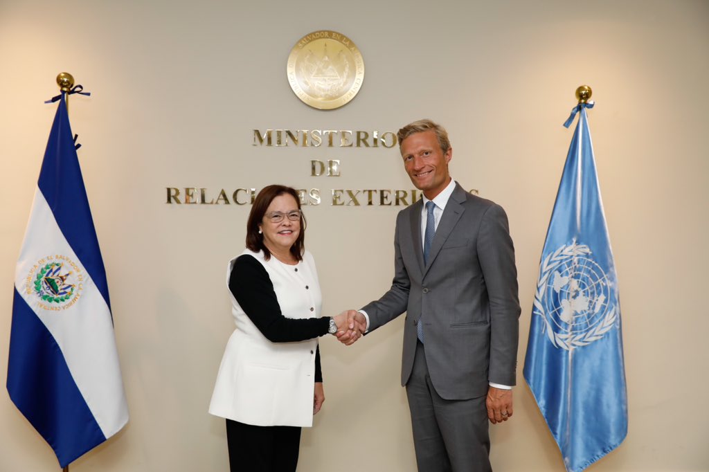 CancillerAleHT's tweet photo. Recibí al director interino del @WFP, Carl Skau. Bajo la visión del Presidente @nayibbukele, sostuvimos un diálogo estratégico sobre prioridades compartidas y dimos seguimiento al plan de cooperación quinquenal, el cual tuvo en 2025 una ejecución de 8.5 MM USD. https://t.co/XR92Bpgfd7