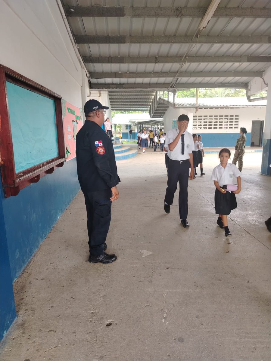 BCBRP's tweet photo. 🚒🌎 #PanamáEsteDarién 

Bomberos realizaron simulacro de sismo en la escuela de Tortí. 

500 estudiantes, docentes y administrativos participaron en la evacuación preventiva. 

#BCBRP https://t.co/GEgRZjdPIi
