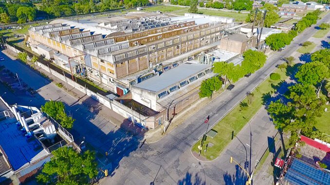 DanzaAlvaro's tweet photo. Donde crecen los barrios, también tiene que crecer la salud pública.

En la ex Paylana construiremos un nuevo Centro de Salud de referencia para Paysandú: con horario extendido, múltiples especialidades y una red de atención fortalecida para acompañar el crecimiento de la ciudad. Seguimos planificando e invirtiendo donde la gente más lo necesita.

La salud pública también se construye anticipándose al futuro. Donde habrá más familias, habrá más Estado, más cercanía y más acceso a la salud. Paysandú sigue creciendo, y ASSE crece con su gente.

Este año iniciamos la obra.

https://t.co/JbtbecyG5I