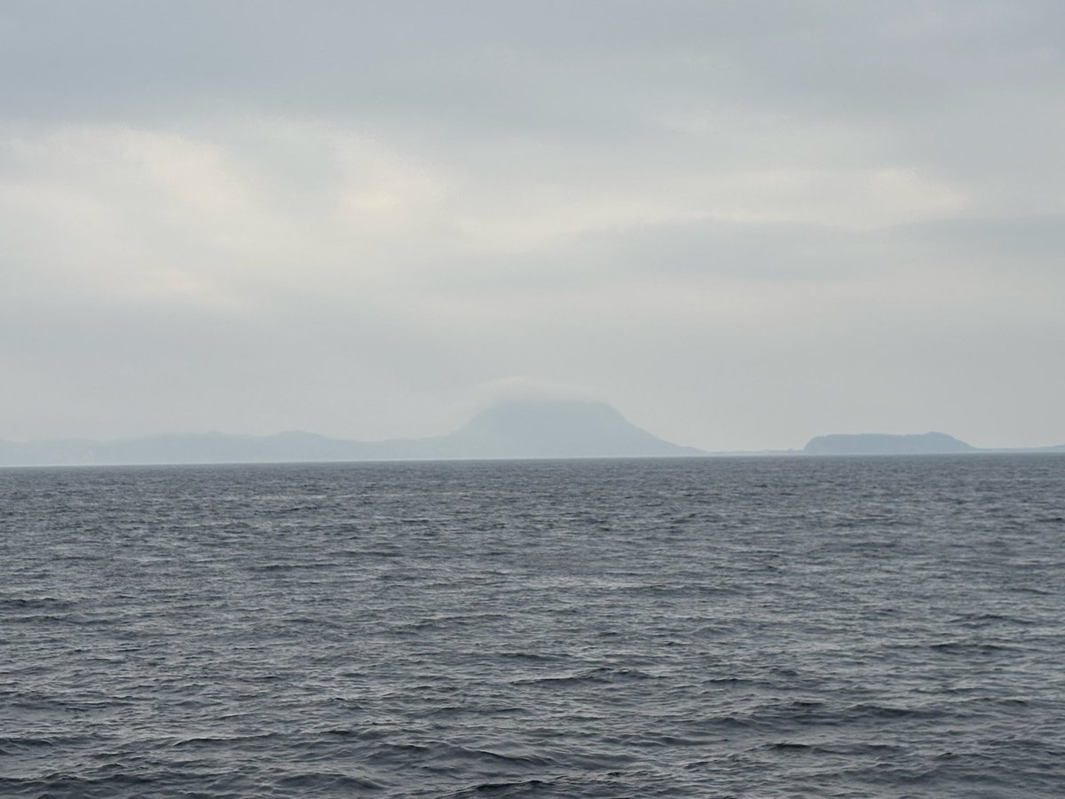 nanaise's tweet photo. #めぐみのラジオ
おはようございます。
船は大分県姫島沖を岡山県の水島港に向かってます。
湿気が凄くて、姫島には笠雲がかかってます。 https://t.co/gxcsANgAOi