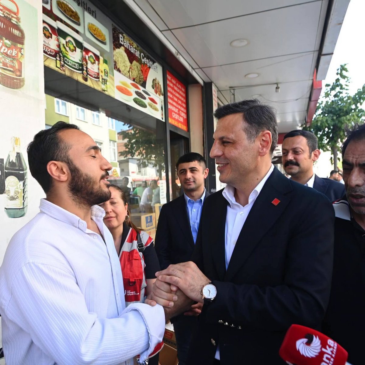 CHPHALKTIR's tweet photo. Seçilmiş İstanbul İl Başkanımız Özgür Çelik, Başakşehir'de esnaf ve pazar ziyaretleri gerçekleştirerek vatandaşlarımızla buluştu. #chphalktır https://t.co/UYC0wQd5IN