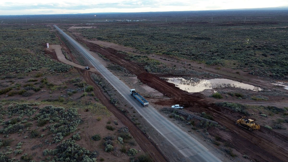 Rolo_Figueroa's tweet photo. COMENZAMOS LA OBRA DEL PUENTE SOBRE EL ARROYO CARRANZA

Iniciamos una de las obras más esperadas por la comunidad de Rincón de los Sauces. El nuevo puente sobre el arroyo Carranza, en la Ruta Provincial N° 5, es una respuesta concreta a un reclamo histórico y una inversión estratégica para el desarrollo de la región Vaca Muerta. 

El proyecto contempla la construcción de un puente de 120 metros de longitud y obras complementarias que mejorarán la conectividad, fortalecerán la seguridad vial y garantizarán una circulación más segura durante todo el año.

Estamos cumpliendo con hechos. Mientras otros prometieron durante años, nosotros avanzamos con las obras que transforman la vida de los neuquinos, integran el territorio y generan oportunidades para cada localidad de la provincia.