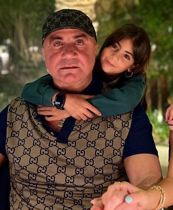 memleketyoutube's tweet photo. 🔴 Sayın Reis Sedat PEKER’in büyük prensesi Lina PEKER: 

“Babacığım,

Yalnızca bize değil; şehit ve gazi ailelerinin çocuklarına da yüreğini açtığın, onlara sahip çıktığın için sana sonsuz teşekkür ediyorum.

Senin merhametin ve kocaman yüreğin, dünyayı daha güzel bir yer hâline getiriyor.

Seni her şeyden çok seviyorum.”