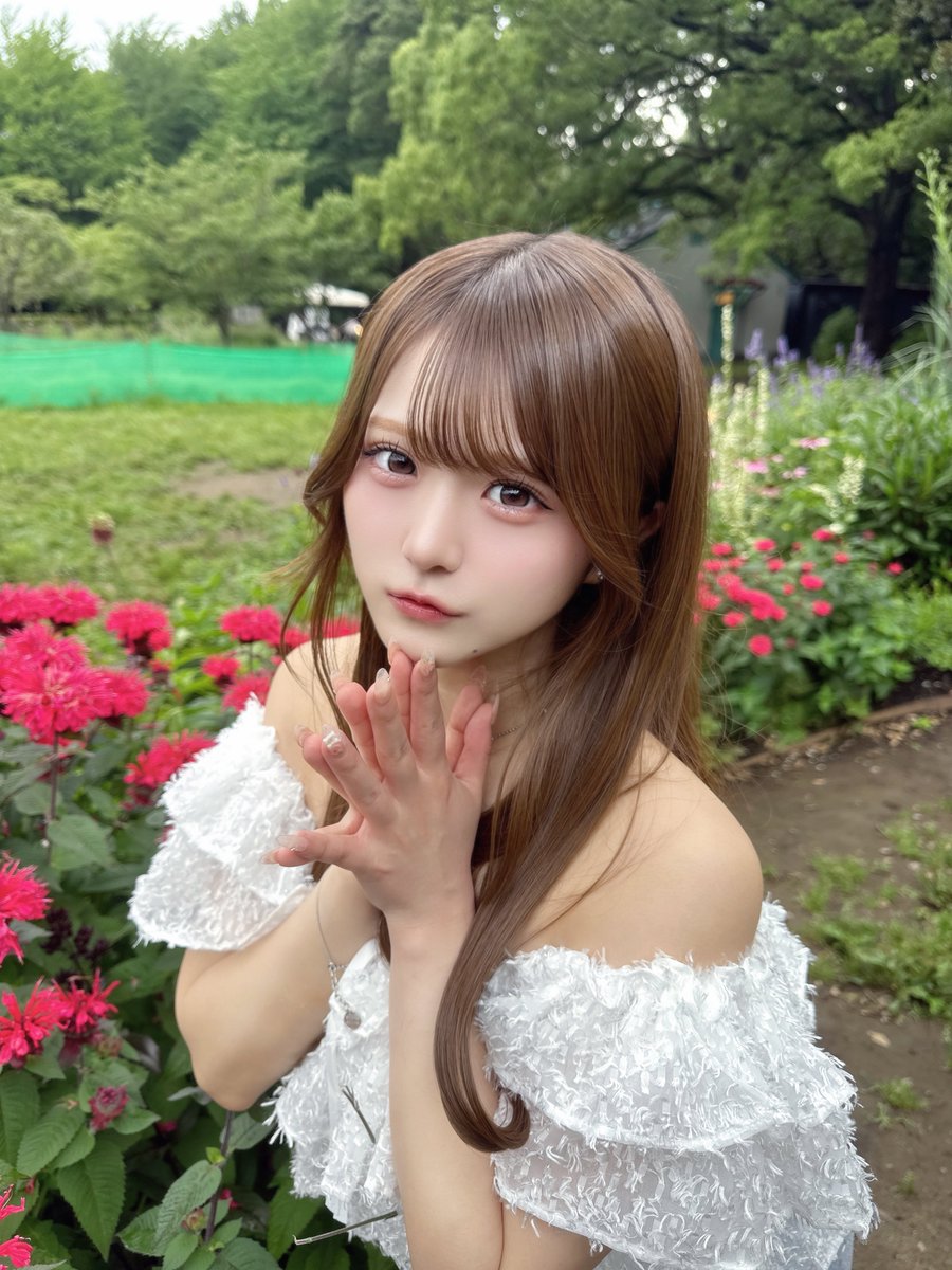 _2OO1s_'s tweet photo. 肩出しお姉さんだよ♡ おはよ〜？ https://t.co/dhUvbiVXn0