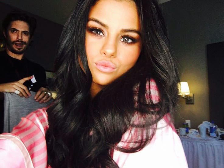 willnotbegyou's tweet photo. @isa_swiftt divaaaa, tá uma vibe bem selena 2016 https://t.co/S1tv6RFm8x