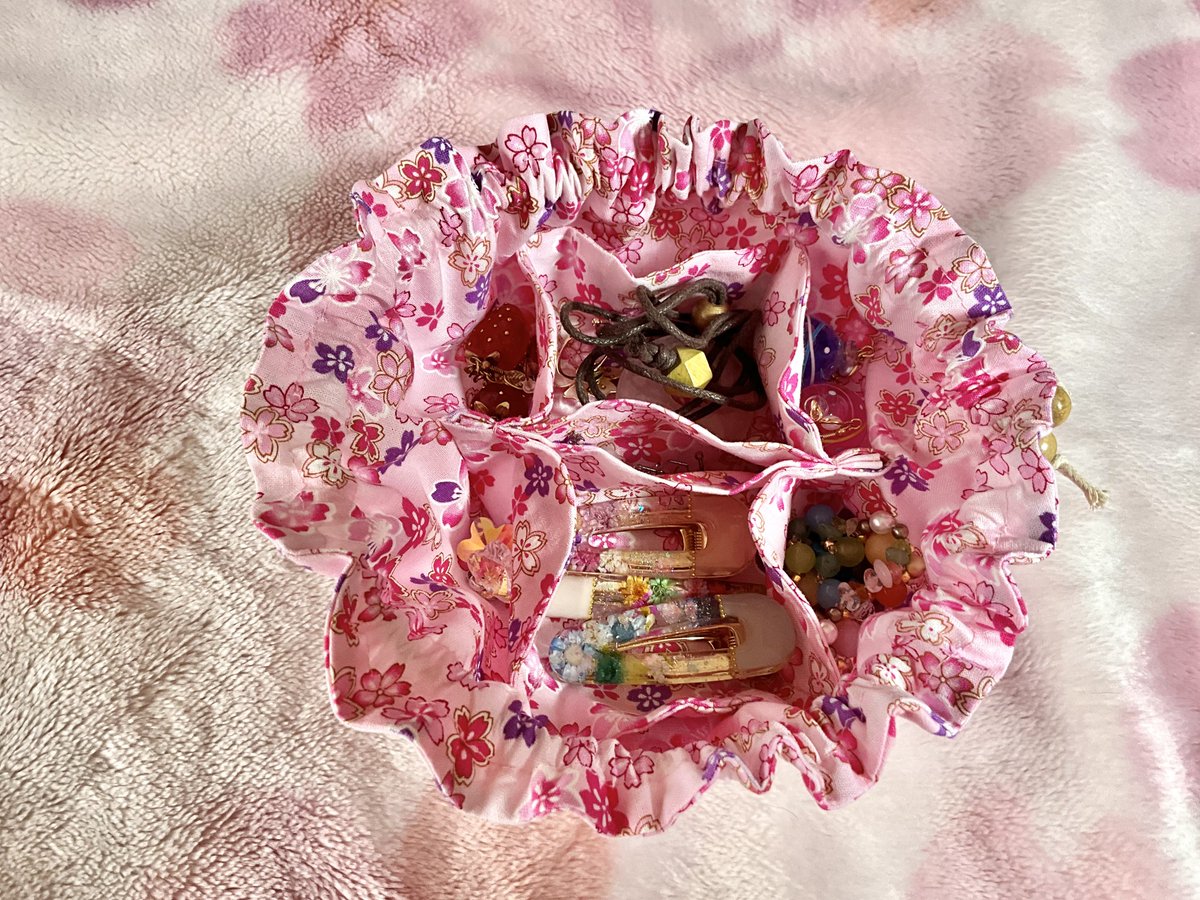 SatoPON_HM's tweet photo. 巾着ポーチ 内ポケット9個あるアクセサリー入れ縫いました💍 手のひらサイズ🌸
参考：Diy Soho手作り倉庫様 https://t.co/G2z409meXQ