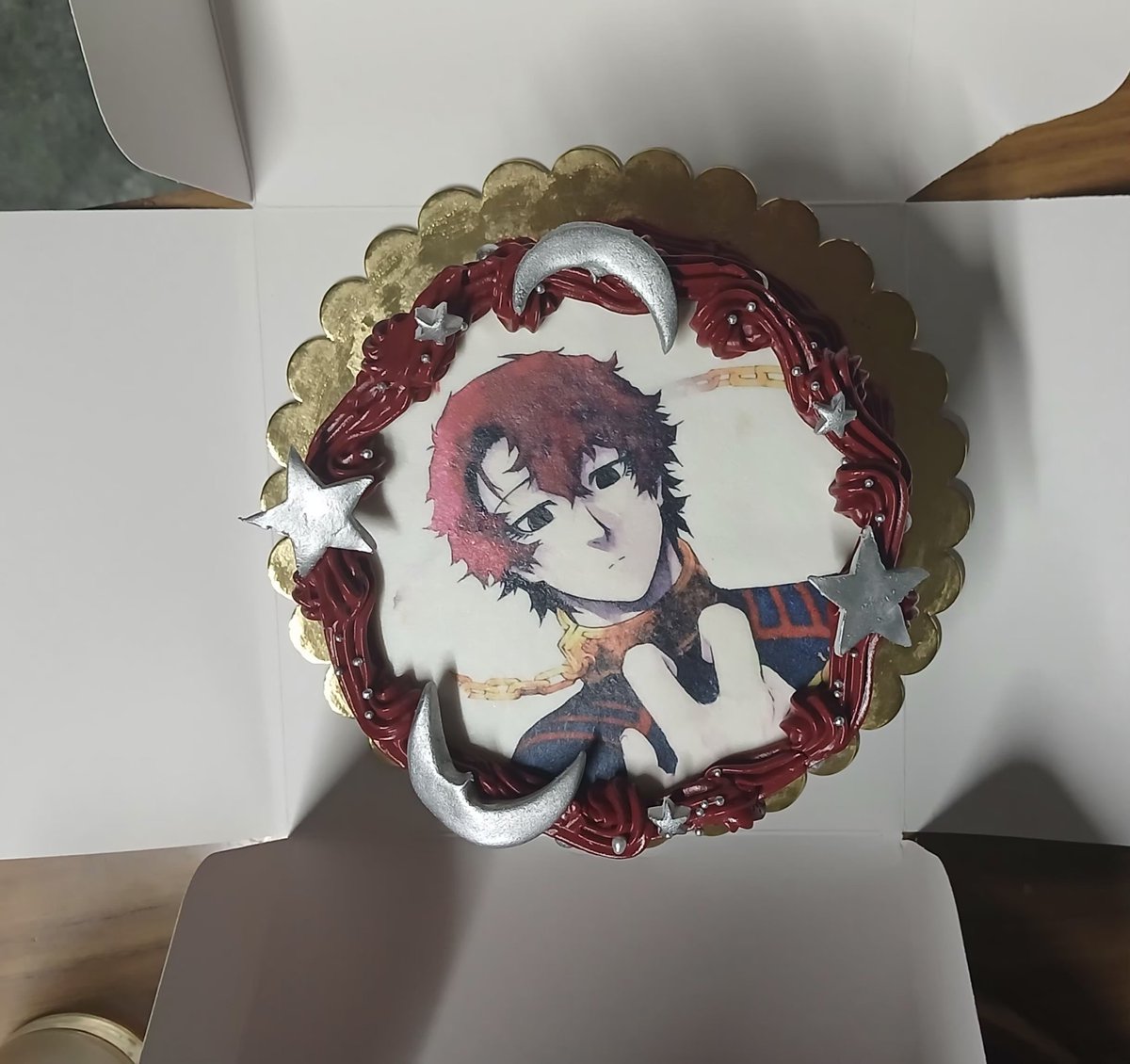 hugogirlfriend_'s tweet photo. hola, vengo a presumir mi torta de cumpleaños de hugo :3 https://t.co/GOJTm287in