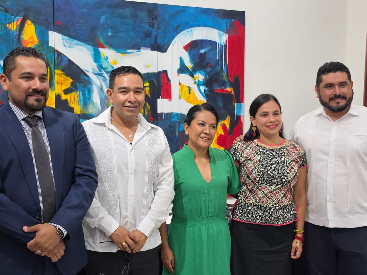 lupitathomas's tweet photo. 📚Conocí en Oaxaca al doctor Antonio Sorela y tuve ocasión de saludar a @BustilloRoselia, al fiscal Iván García y al consejero Manuel Cortés, quienes coincidieron en la presentación del libro Derechos Humanos: desafíos y perspectivas contemporáneas en un mundo globalizado. https://t.co/QCA5PtryaJ