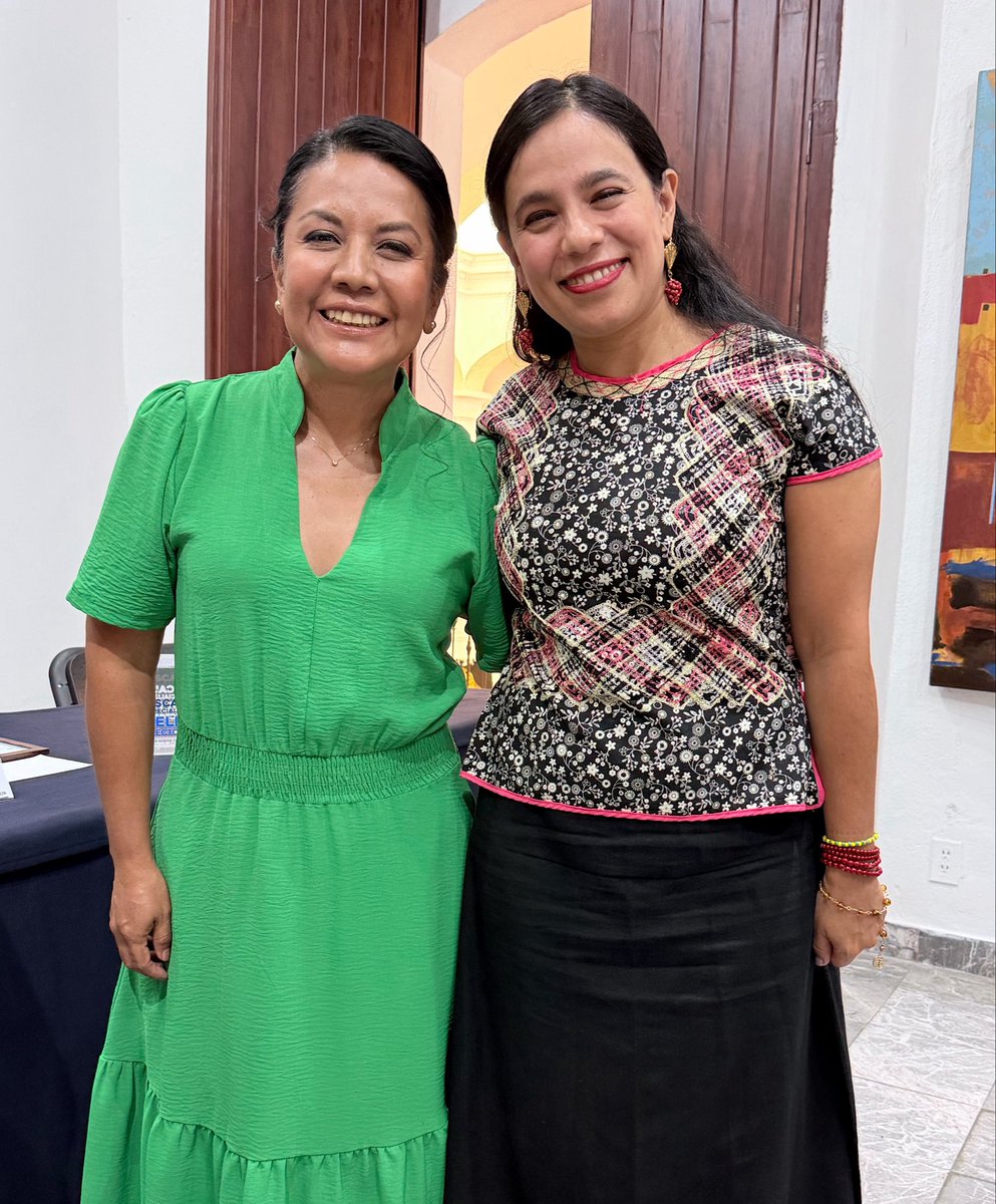 lupitathomas's tweet photo. 📚Conocí en Oaxaca al doctor Antonio Sorela y tuve ocasión de saludar a @BustilloRoselia, al fiscal Iván García y al consejero Manuel Cortés, quienes coincidieron en la presentación del libro Derechos Humanos: desafíos y perspectivas contemporáneas en un mundo globalizado. https://t.co/QCA5PtryaJ