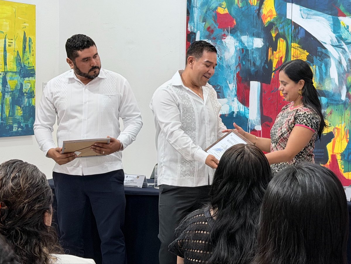 lupitathomas's tweet photo. 📚Conocí en Oaxaca al doctor Antonio Sorela y tuve ocasión de saludar a @BustilloRoselia, al fiscal Iván García y al consejero Manuel Cortés, quienes coincidieron en la presentación del libro Derechos Humanos: desafíos y perspectivas contemporáneas en un mundo globalizado. https://t.co/QCA5PtryaJ