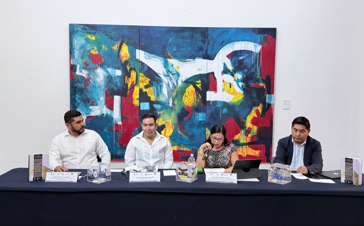 lupitathomas's tweet photo. 📚Conocí en Oaxaca al doctor Antonio Sorela y tuve ocasión de saludar a @BustilloRoselia, al fiscal Iván García y al consejero Manuel Cortés, quienes coincidieron en la presentación del libro Derechos Humanos: desafíos y perspectivas contemporáneas en un mundo globalizado. https://t.co/QCA5PtryaJ