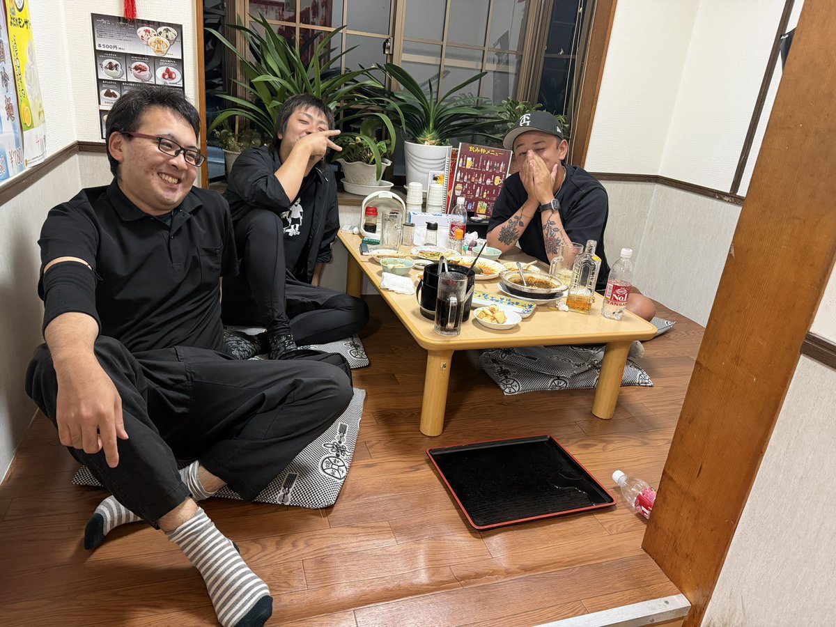 pachi0505's tweet photo. 起きたら床でした🍻 https://t.co/8KgbQh3ePw