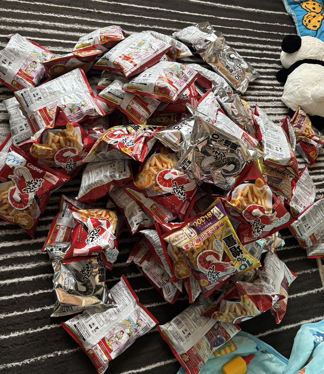 maya72know's tweet photo. 朝起きたら遅めの
誕生日プレゼントが
玄関に……81袋あった🤣🤣🤣

毎年増えてる🤣🤣🦐

他にも載せきれないくらい
沢山もらってしまって
今年は本当に幸せな
誕生日だった🫶

ちなみにこのはちみつ紅茶
甘党にはたまらなかった
ぜひ試して欲しい😳 https://t.co/DsG77I9CNS