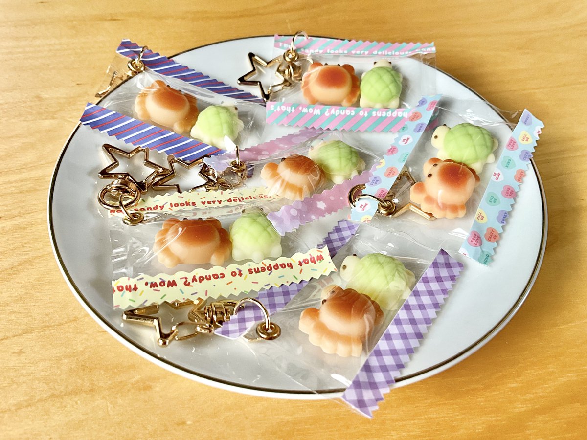 SatoPON_HM's tweet photo. レジンでカニカメパンinキャンデバッグキーホルダー増産しました🦀🐢
参考：こまりんレジン様(@comarimade) https://t.co/5Vzu5uDroX