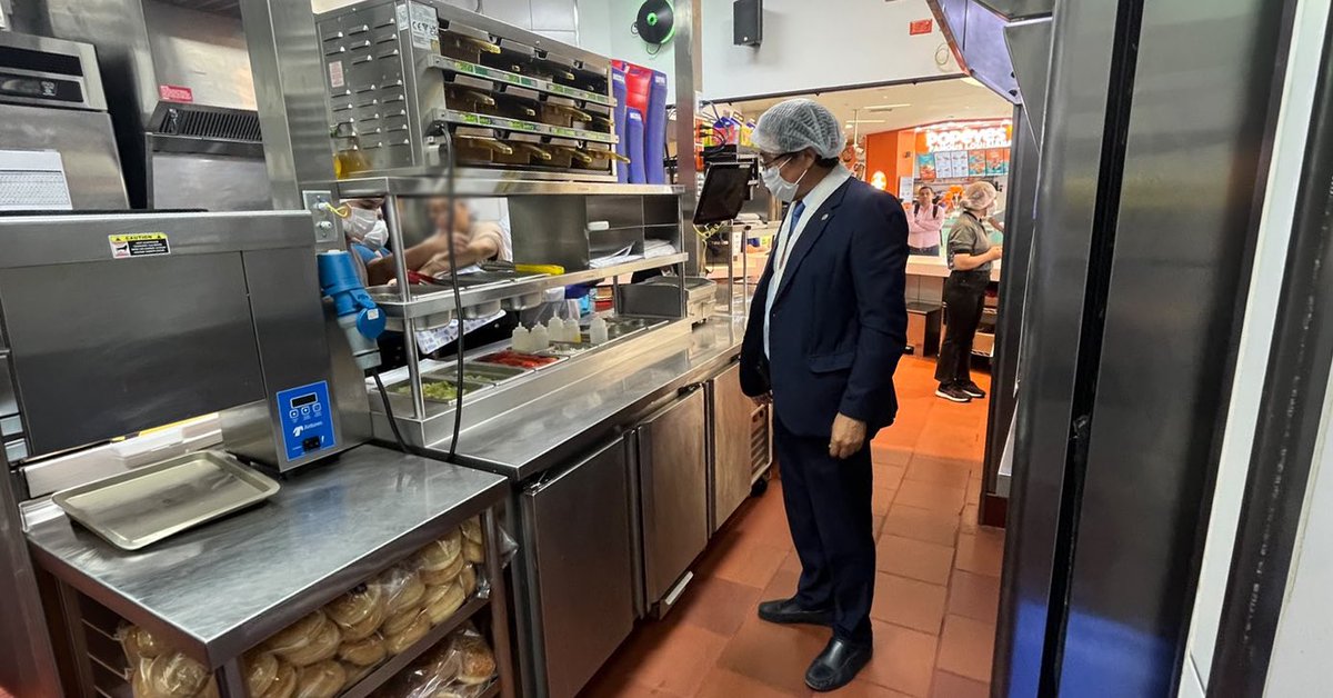 FiscaliaPeru's tweet photo. 🚨 #AcciónFiscal | Tercera Fiscalía Provincial Especializada en Prevención del Delito de Lima Centro realizó un operativo preventivo en el Mall de Jesús María, con el objetivo de prevenir delitos contra la salud pública y verificar las condiciones de seguridad e infraestructura ante la proximidad de las Fiestas Patrias.