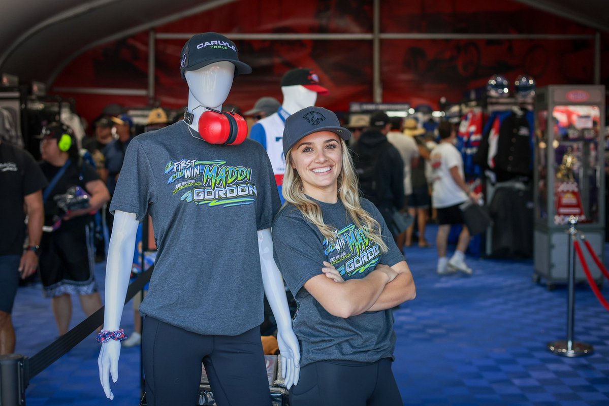 MaddiGordon_TF's tweet photo. When you find someone wearing the same outfit as you 😯
Official merch available this weekend at the NitroMall OR @TeamRonCapps pitside kiosk! 🤙
#SonomaNats #CarlyleTools #FirstWin
@CarlyleTools • @RaceSonoma • @NHRA https://t.co/sJWQPp8JKd