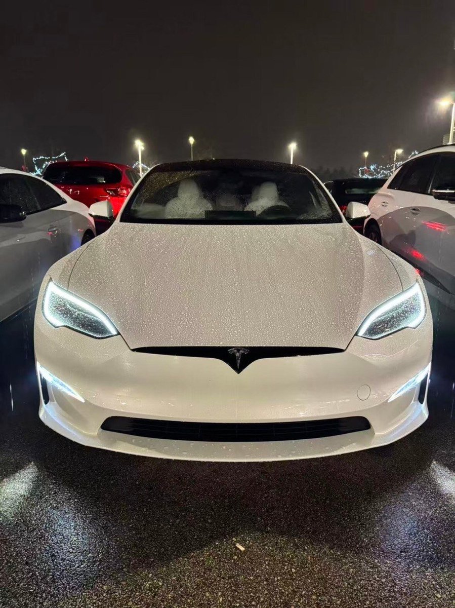 Reed145236's tweet photo. This generation of the Model S is hands down the best looking one yet. It looks like a proper gentleman, whereas the Cybertruck just rolls up looking like a big clunky goof next to it #models #tesla #FSD #Cybertruck https://t.co/eIDuxmLIp7