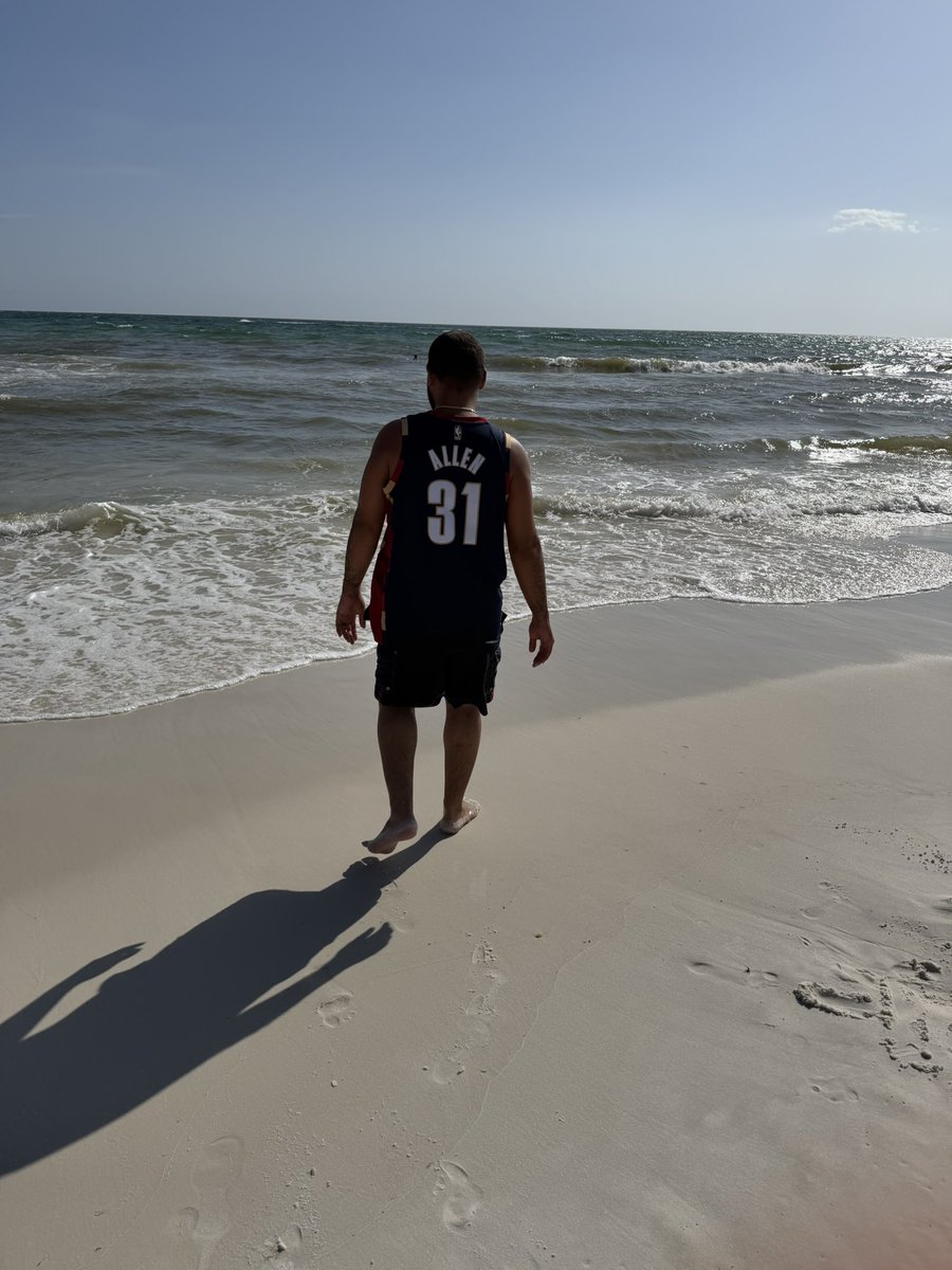 camart01MVS's tweet photo. Brought Allen to the beach. #LetEmMeow https://t.co/dkPAmNMXW3