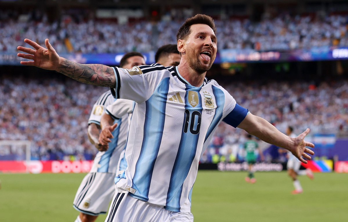 ActuFoot_'s tweet photo. 🚨 Donald Trump à Gianni Infantino : « Messi, oh Messi. Qu’est-ce qu’il est fort, Messi ? Il a inscrit un TRIPLÉ. 🤩🐐

Je pense qu’un triplé est quelque chose de TRÈS RARE dans votre sport, n’est-ce pas ? »

🎙️ conf. de presse https://t.co/rdvcIGauQH