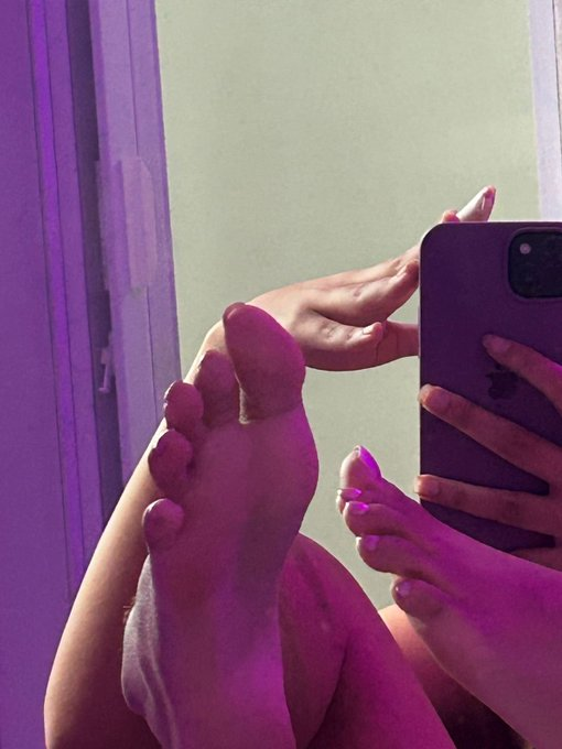 hypnoticsinner's tweet photo. chama dm pra ver oq esses pezinhos são capaz de fazer (telegram na bio) #PINTOSAWARDS #XOTAAWARDS #pack #feetpics #soles #nsfwfeet #footfetısh #vendopack #pes https://t.co/Ym1lzBCyAI
