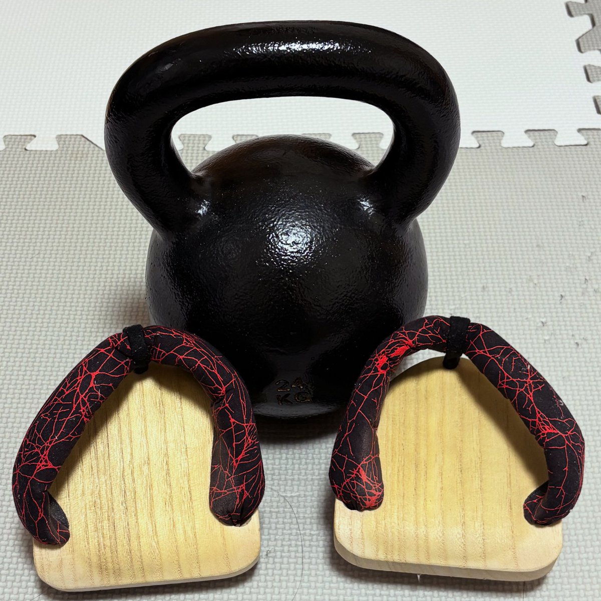 takuyan0620's tweet photo. #今日の筋トレ
#ケトルベル 24㎏
スイング20回→スナッチ左右10回ずつ3セット
#一本歯下駄 装着

本日仕事

#getaトレ
#GETALABO
#Kettlebell
#гиря https://t.co/LCYxGDOYG0