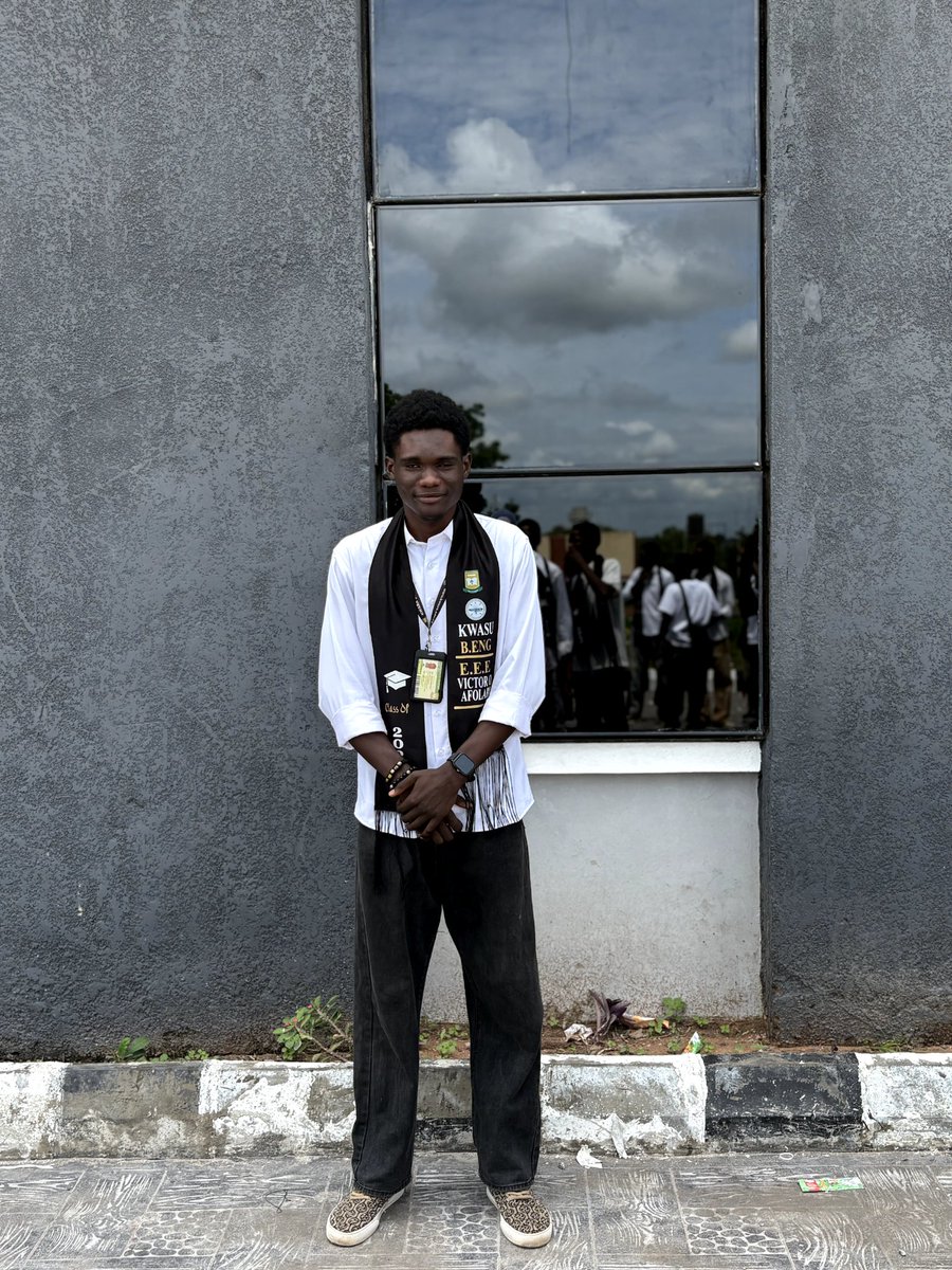 Flabs82147142's tweet photo. Faithful is he that has called you for he will do it. 
The Journey of 5 years is gradually coming to an end🤗.
Signed out with grace✨
B.Eng bagged💯
#Electricalengineering #Powerengineering https://t.co/Jwfb7easnw
