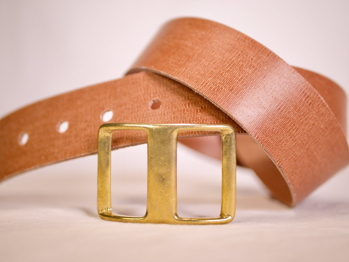 HELDgear's tweet photo. Introducing the Conway Belt, named after the type of buckle used here. It is not fastened to the strap, and you can wear it so that it shows no notches, but it's up to you. Offered in nickel plated, or polished, brass, on your choice of 1.5 inch strap. Here is La Brea and Auroch. https://t.co/NXsZJ1E2FO