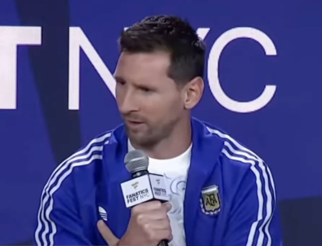 TouchlineX's tweet photo. 🚨🗣️ 𝗡𝗘𝗪: Leo Messi on Lamine Yamal: "Lamine is one of the BEST players in the world right now..." 

"We [Barça] were ery lucky, because what’s good for him is also good our Barcelona." https://t.co/hd3MyCUhK8
