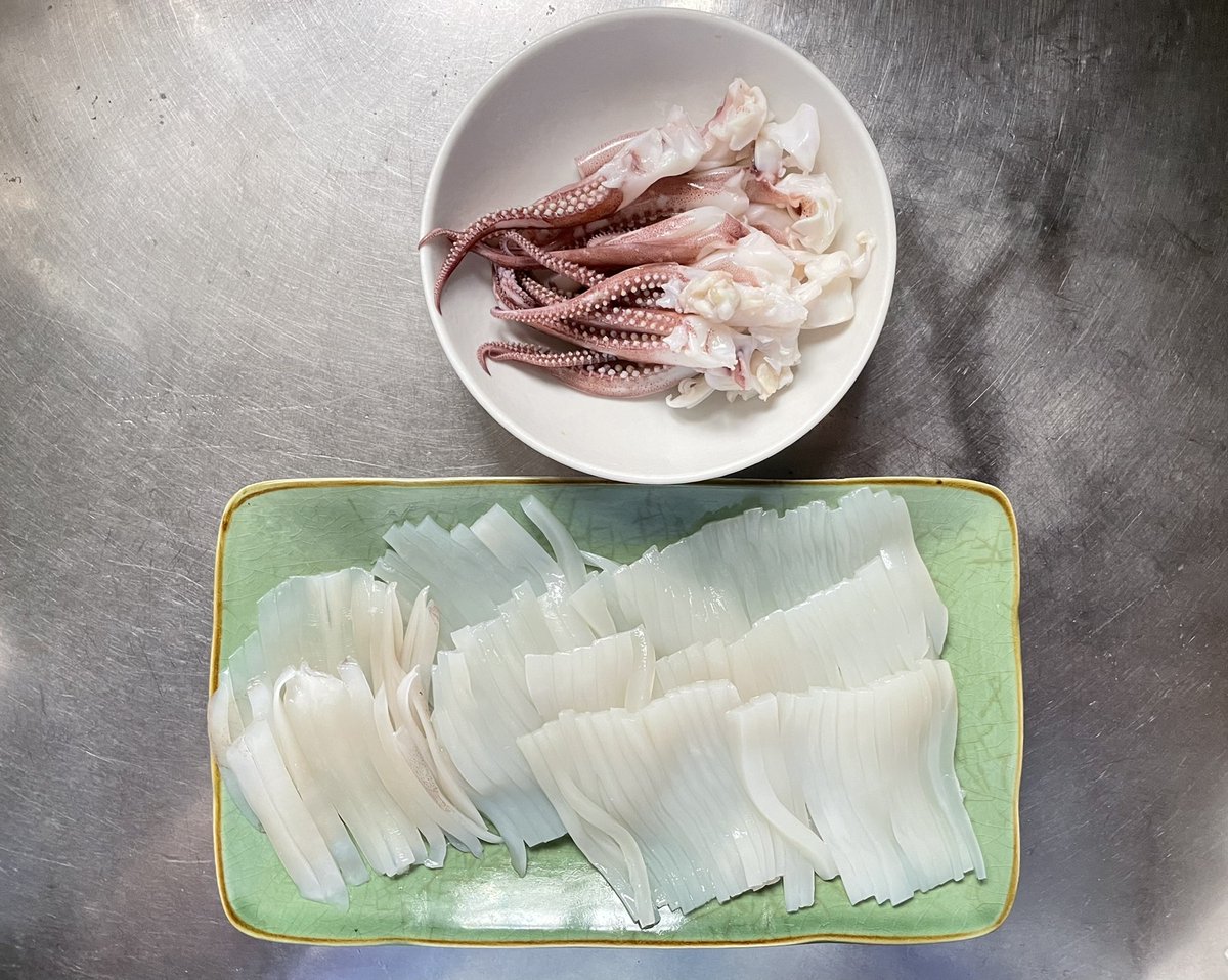 tomiko_ohdate's tweet photo. 7/18うみねこ朝市
���イカ１パイ200円 胴体部分 約19㌢ 早速捌いて 久々のイカ刺し。私は耳も好き🌝ゲソはさっと茹でて 酢味噌で食べよ
もも70円 1個約170㌘
夕顔の季節 その場でカット 唐辛子付けてくれる #八戸 #うみねこ朝市 #江陽 #マイカ #イカ刺し #エンペラ #桃 #夕顔 https://t.co/1WjRhCxHAg
