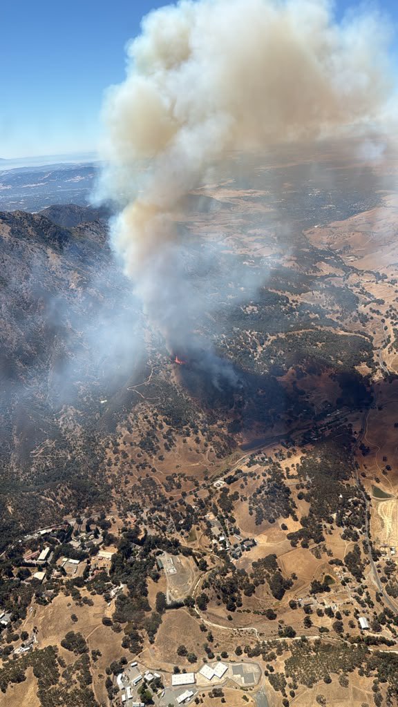 calfireSCU's tweet photo. 🚨🔥[New Incident]
@calfireSCU and @ContraCostaFire resources are on scene of a fire in the area of Marsh Creek Rd &amp; Morgan Territory Rd.
🔥 Approx. 125 acres
📈 Moderate rate of spread
Please avoid the area to allow emergency crews to work. #CALFIRE #ContraCosta https://t.co/No7aDN1X7U