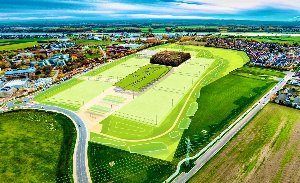 BundesInsider's tweet photo. ⚠️ O Bayer Leverkusen segue enfrentando um grande impasse para viabilizar a construção de seu novo centro de treinamento em Monheim. 

Nem mesmo a intervenção do governo da Renânia do Norte-Vestfália foi suficiente para destravar as negociações.

A Chancelaria do Estado e as bancadas da CDU e do SPD tentaram convencer seus correligionários na cidade a aprovarem o projeto, mas não obtiveram sucesso. Na última votação, CDU, SPD e Verdes, que juntos formam maioria no conselho municipal de Monheim, rejeitaram a proposta apresentada pelo clube. Apesar disso, os partidos afirmaram estar dispostos a retomar as negociações caso o Bayer Leverkusen apresente uma nova versão do projeto com uma área ainda menor.

Na tentativa de chegar a um acordo, a secretária estadual de Esportes, Andrea Milz, foi enviada pelo primeiro-ministro Hendrik Wüst para defender os interesses do estado. A mensagem era de que o conflito poderia prejudicar a candidatura olímpica KölnRheinRuhr 2036, da qual Monheim faz parte e está prevista para receber as competições de skate. O argumento, porém, não sensibilizou as autoridades locais.

Nos bastidores, a relação entre as partes está desgastada. Em Monheim, existe insatisfação com a Bayer AG por supostamente ter impedido novos investimentos ao se recusar a vender terrenos. Já integrantes da CDU chegaram a classificar a postura da cidade como "teimosa". O governo estadual, por sua vez, reforçou que a decisão cabe exclusivamente ao município, mas garantiu que continuará apoiando os Aspirinas na busca por uma área adequada para o novo centro de treinamentos.

Após a rejeição, a diretoria do Bayer Leverkusen, liderada por Fernando Carro e Simon Rolfes, iniciou reuniões com a Bayer AG para definir os próximos passos. Embora um referendo popular ainda seja uma alternativa, a medida não garantiria a aprovação do projeto, já que o resultado não é vinculativo e a decisão final permaneceria nas mãos dos políticos locais.

Diante do impasse, o Bayer Leverkusen já considera ampliar a busca por um novo terreno para construir um centro de treinamento que abrigará o futebol profissional, a equipe feminina e as categorias de base. O clube trabalha contra o tempo, já que os atuais campos de treinamento ao lado da BayArena serão afetados pela ampliação da rodovia A1 a partir de 2031. Para cumprir o cronograma, as obras do novo complexo precisam começar até 2028.

🗞️ @youri711